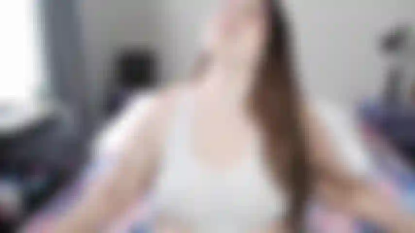 Seu lugar hoje é debaixo dos pés sujos da sua deusa gorda e peluda. Limpe bem os dedos dos pés para me mostrar sua devoção. Depois de provar que é digna, você poderá dar uma espiada no que está por vir.