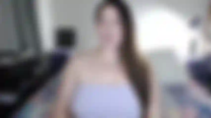 Você adora bundas gordas como a minha. Redonda e suculenta. Gordinha e perfeita. Grande e saltitante. Veja-me tirar essas calcinhas minúsculas e apresentar meus buracos gananciosos para sua homenagem hoje.