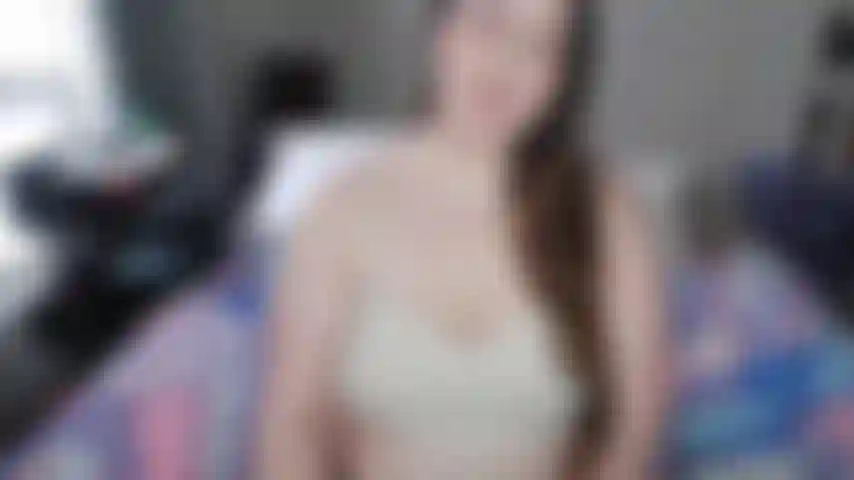 Exibindo meu cu peludo, abrindo minhas nádegas fedorentas e balançando meu bumbum na frente do seu rosto. Então minha boceta molhada vai agarrar seu pau enquanto eu cavalgo e encorajo você a gozar.