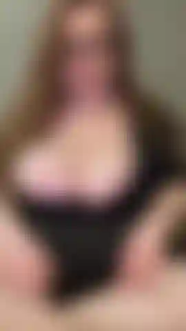 Uma vagabunda gorda implora para você se juntar a mim.