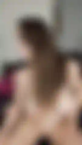 - Adoro gozar! -Você sabe que essa gata safada não consegue resistir a um momento sexy com um dos meus brinquedos. Por que você não se junta a mim para uma diversão bem safada?