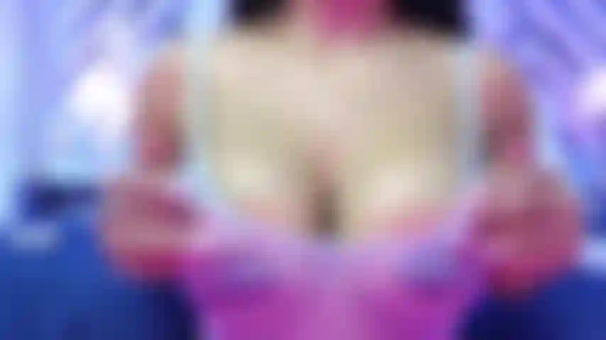 Meus mamilos são tão sensíveis que uma pinça pode molhar minha buceta.