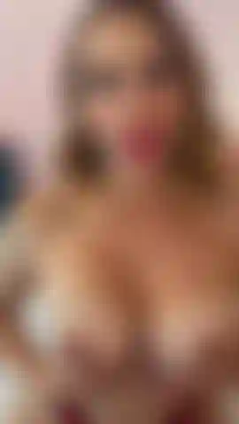 Uma gota de saliva, dois peitos prontos... E uma fantasia que começa a se mover...