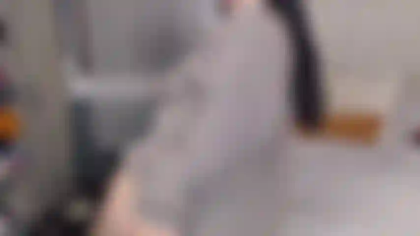 Que fode minha buceta com meu vibrador favorito e provoca minha bunda.