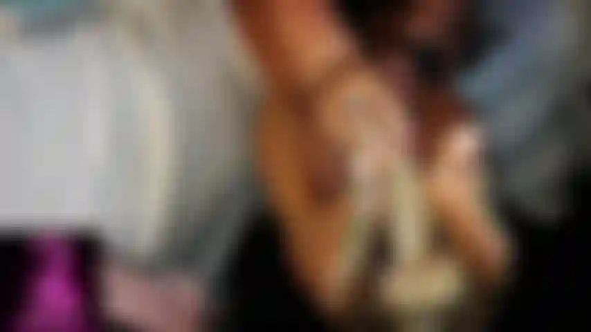 Trabalho com os pés em um grande consolo.