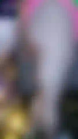 Barefoot panturrilha flex 2020 panturrilha e coxa flexionando em uma regata e tanga em diferentes posições enquanto descalça.