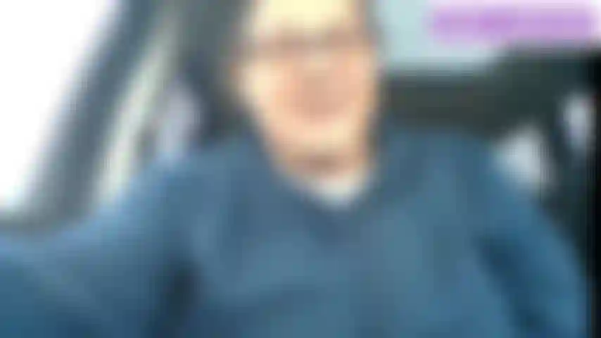 Ðmúltiplos orgasmos no estacionamento ð estou brincando com minha buceta; me masturbando no carro em um estacionamento público. Tenho múltiplos orgasmos enquanto fico olhando ð ao redor tentando não ser pega. Mas o risco de ser pega deixou tudo muito mais gostoso!! Ð.