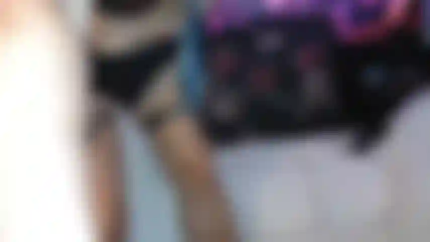 Veja como eu flexiono meus poderosos músculos das panturrilhas neste vídeo de compilação, exibindo minhas pernas tonificadas e musculosas em toda a sua glória. De lenta e sensual a rápida e feroz, vou te provocar com meus movimentos de panturrilha, fazendo você querer mais.