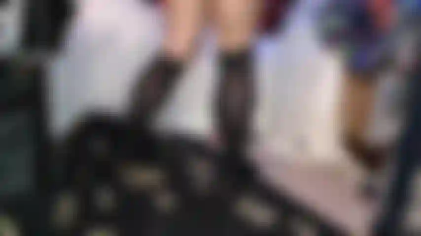 Uso meias até a coxa e panturrilhas flexíveis de nylon brilhante.