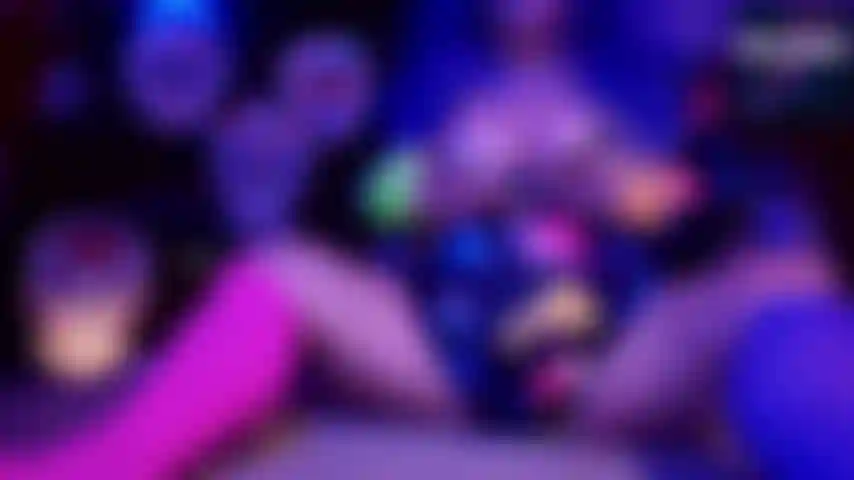 Músculo da panturrilha em nylon neon e flexão do pé.