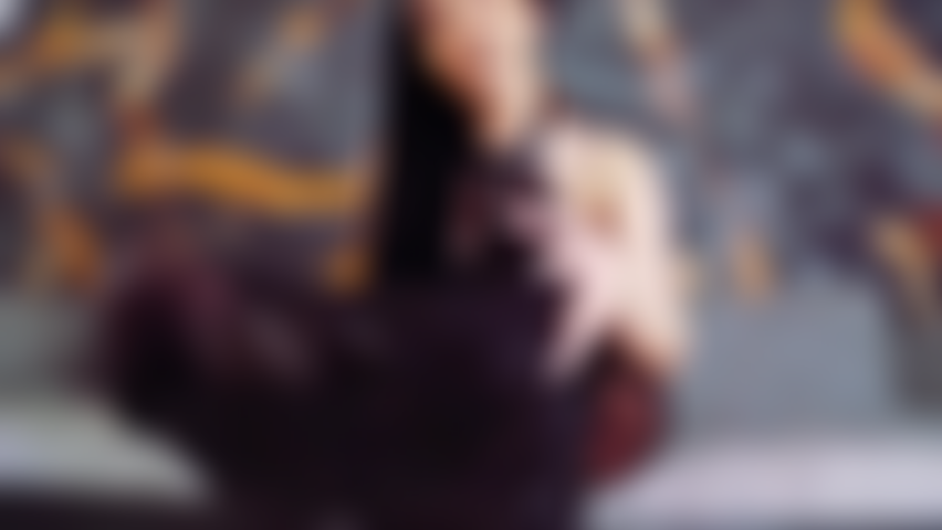 Ajoelhe-se, obedeça, adore meus pés.