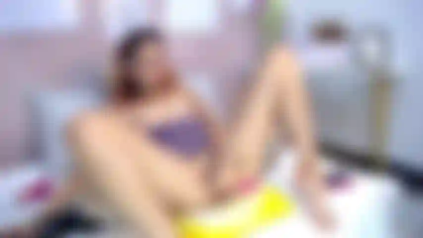 Veja meus pés sexis enquanto coloco seu pau em mim e começo a vibrar meu brinquedo!