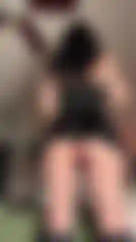 Espiando por baixo da minha saia com leves toques.