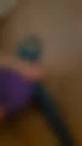 Brincadeira com dois brinquedos incluindo brinquedo de sucção e varinha interativa.