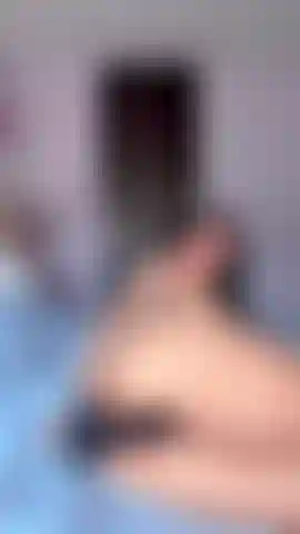 Brincando com dildo na cama.