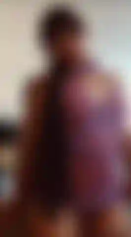 Eu me movo ao ritmo da música dançando só para você e exibindo este corpo erótico que está à sua inteira disposição.