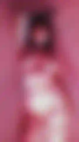 Olha para mim...Sem seda, sem renda, apenas o meu corpo de deusa tremendo por você. Veja como os meus seios grandes se movem no ritmo da minha respiração enquanto me movo sem restrições.