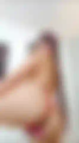 Meus quadris não param de se mover, e esse biquíni vermelho mal consegue ficar no lugar... Prepare-se para ver tudo por baixo.