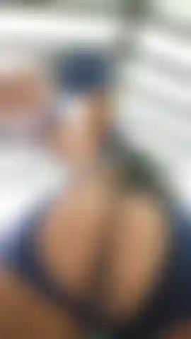 Quero que você aproveite me vendo abrir minha bunda grande—ela está bem aberta e pronta para sentir seu pau grande. Não se prive de ver isso.