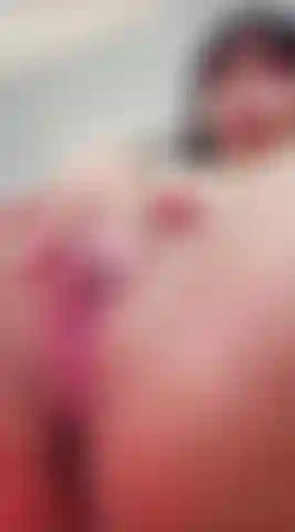 Olha como meu corpo se move eu sei que você ama isso e te deixa louco. Vem e se deixa envolver neste vídeo.