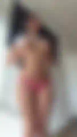 Nua e molhada, cada peça de roupa que cai é um chamado ao prazer, meu corpo emana sensualidade em cada centímetro de pele.