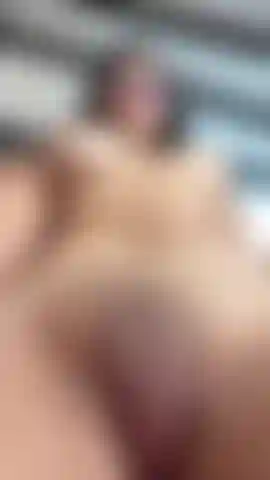 Venha me tocar como minha mão faz, passando pela minha buceta até meus seios.