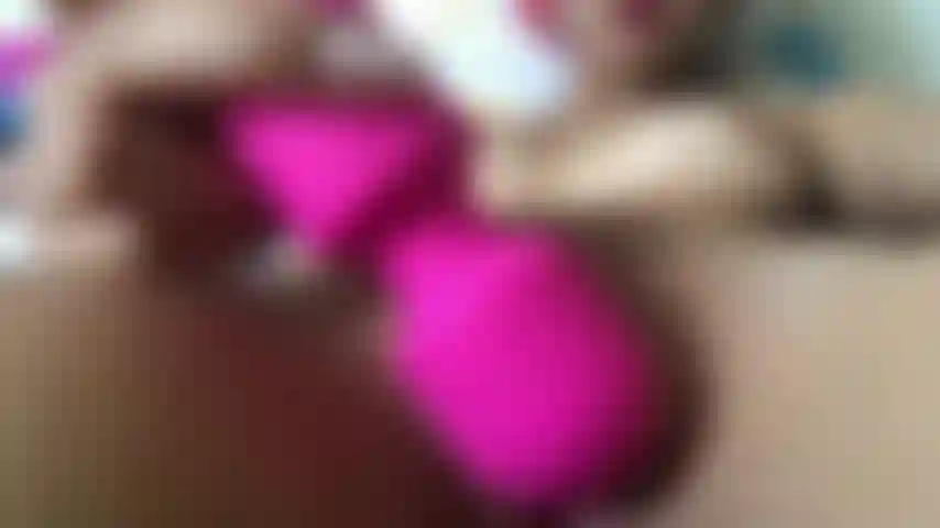 Vibrando minha buceta para esguichar.