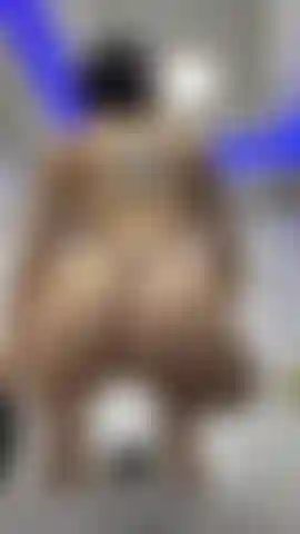 Balançando meu lindo e perfeito rabo.