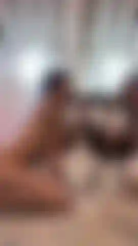 Chupando seu pau no espelho.