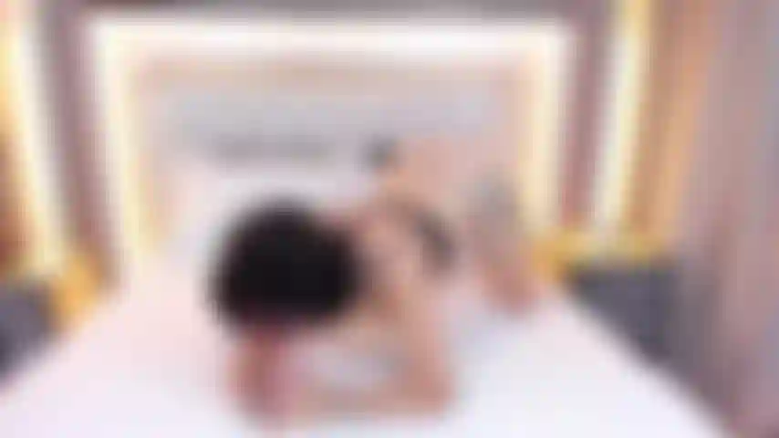 Boquete gostoso e pervertido de uma garota latina tatuada que adora gozar na buceta!