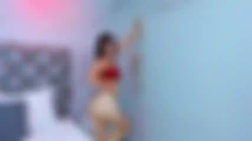 A ruiva sexy está livrando o pau do vizinho.