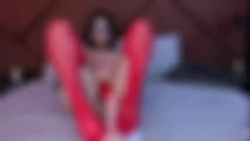 Descalça, molhada e tocando só para você.