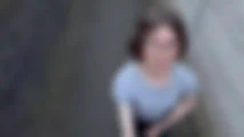 Uma adolescente trans safada fica safada em um beco público.