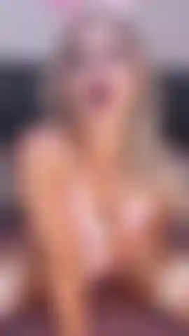 Fantasiada de coelhinha, montada em um vibrador e de quatro, com um boquete.