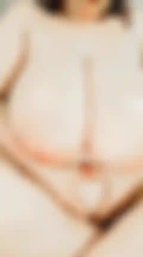 Barriga grande e saltitante saltando e provocando com grandes curvas.