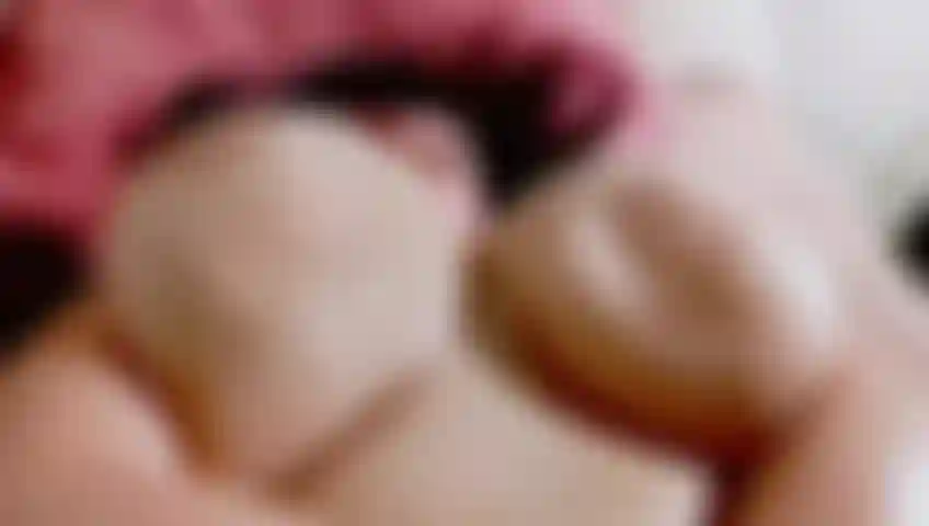 Giggle meus peitos enormes lado a lado.