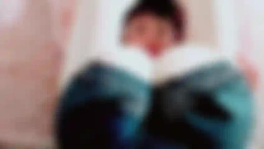 Tirando sutiã deitada de costas, posando e te provocando sensualmente.