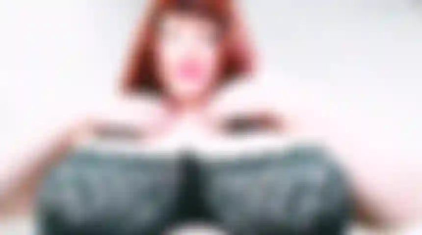 Show de troca de sutiã. Experimentando 5 sutiãs sensuais diferentes, colocando e tirando sutiãs falando sobre a moda.