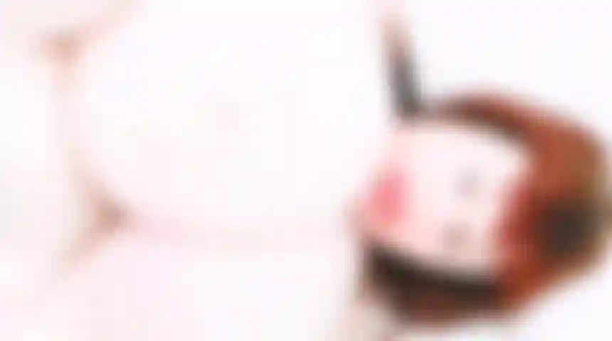 Massagem com óleo e brincando com seios enormes.