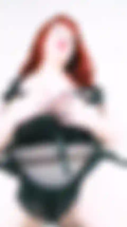 Strip-tease sensual na lingerie preta, visão mais próxima como na minha frente, e mais peitos e barriga grande provocando e saltitando.