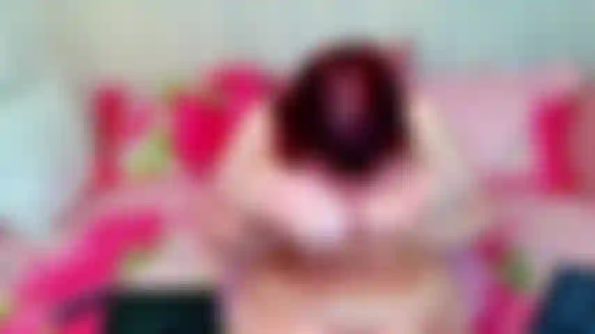 Cuspo nos peitos e esfrego o rosto neles, lambendo-os.