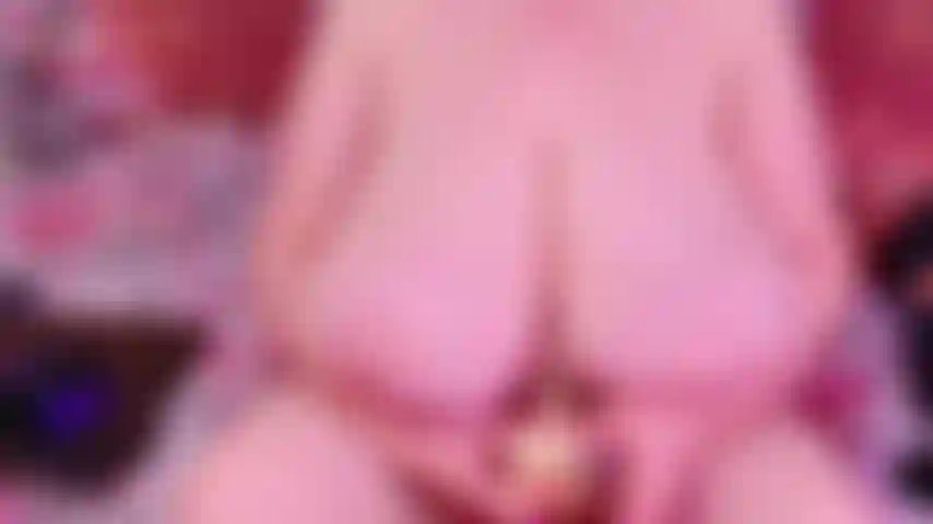 Concurso de brinquedos para minha barriga grande. Minha barriga é tão grande que consigo engolir até um pau enorme. Fodendo meu umbigo com minha coleção de consolos.