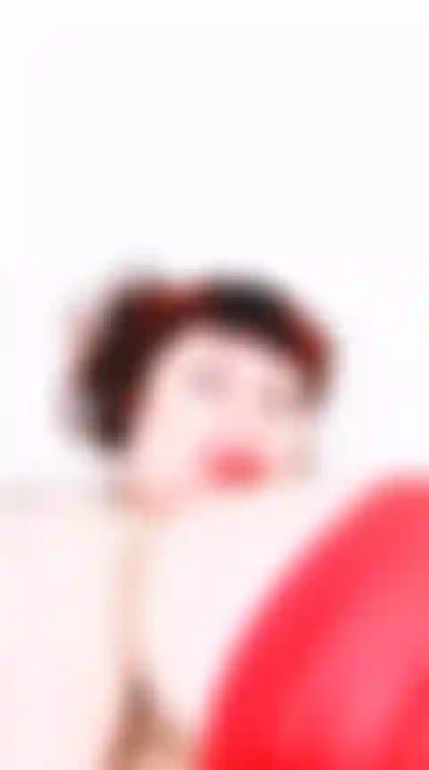 Me exibindo e descobrindo o quão gigantes são meus peitos enormes.