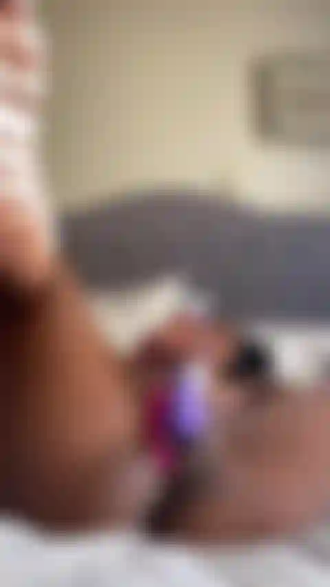 Pulsando linda bucetinha molhada gozando para o papai.