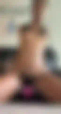 Kyla anda de cowgirl invertida de vibrador de 7 polegadas com seios empinados.