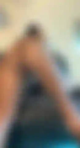 Kyla aperta bumbum bumbum perfeito em fio dental.