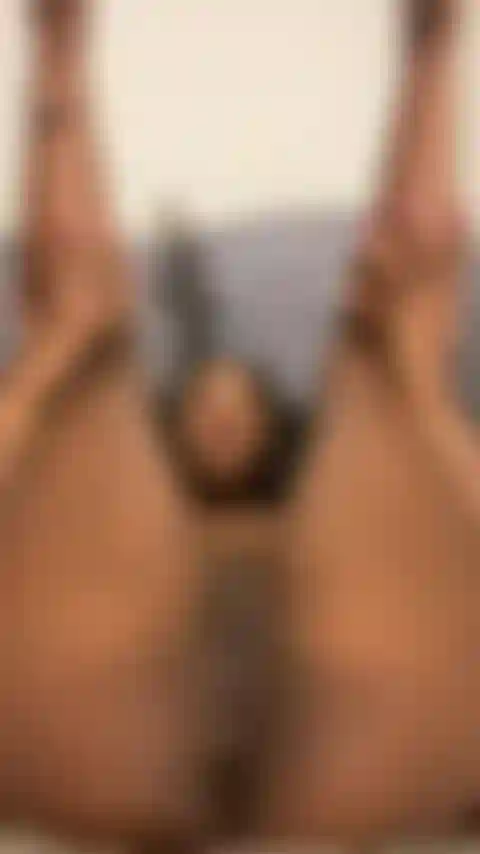 Pulsando bucetinha molhada e cuzinho depois de gozar.