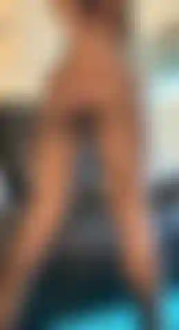 Kyla rebolando sua bunda perfeita e estourando a bucetinha para o papai.