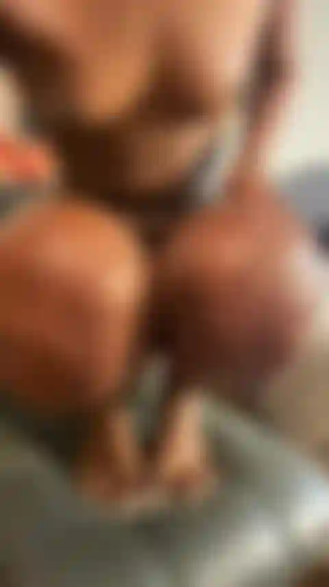 Buceta espreitando em meia arrastão com lindos dedos brancos.