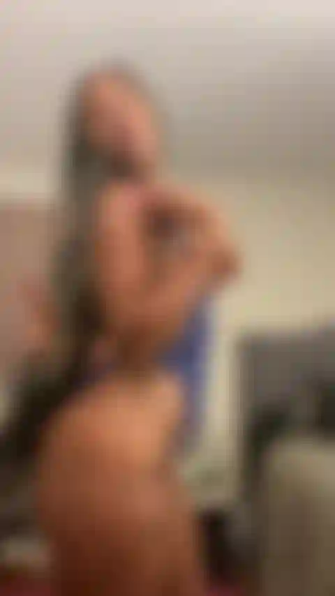 Striptease ampulheta em lingerie azul.